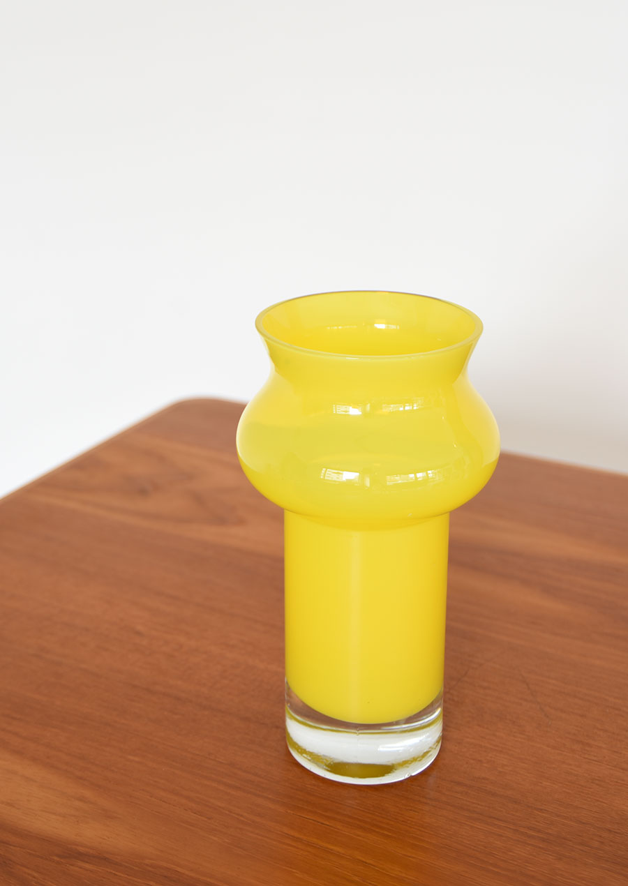 スウェーデン製、Aseda（オーセダ）のイエローの花瓶