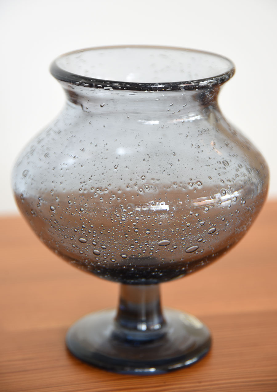 エリック・ホグランのグレーの花瓶