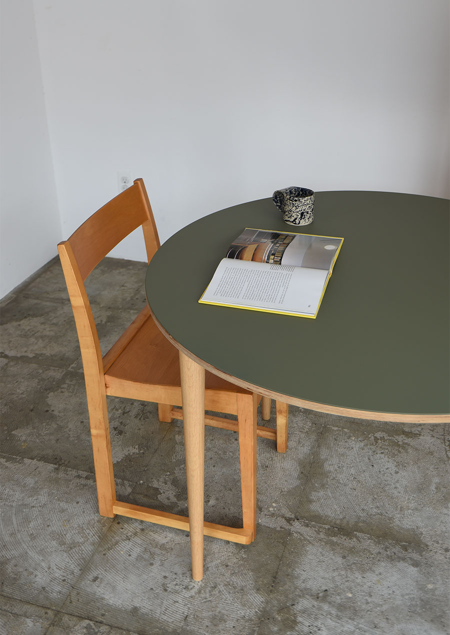 Linoleum Round Dining Table 1050 / 2
