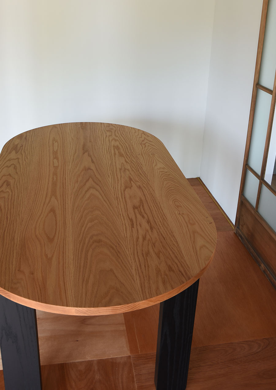 Oval Dining Table for éhn