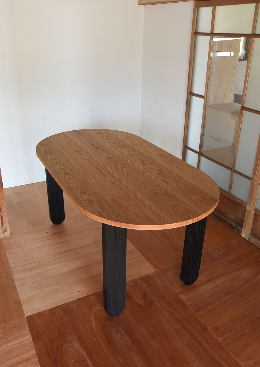 Oval Dining Table for éhn